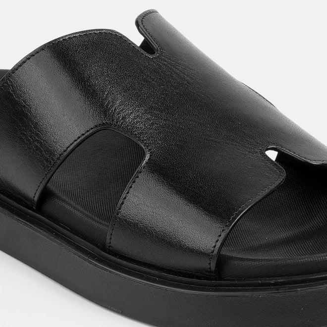 Mochi Men Black Casual Slippers (SKU: 16-1323-11-40)