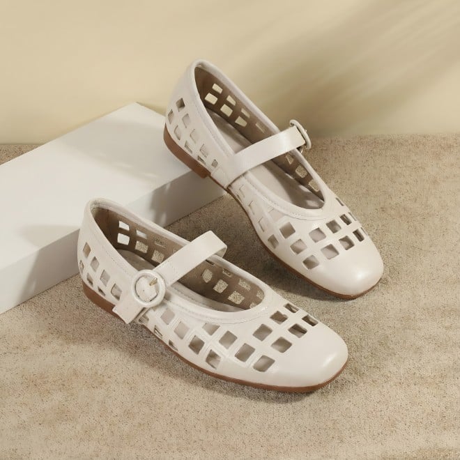 Mochi Women Off-white Casual Ballerinas