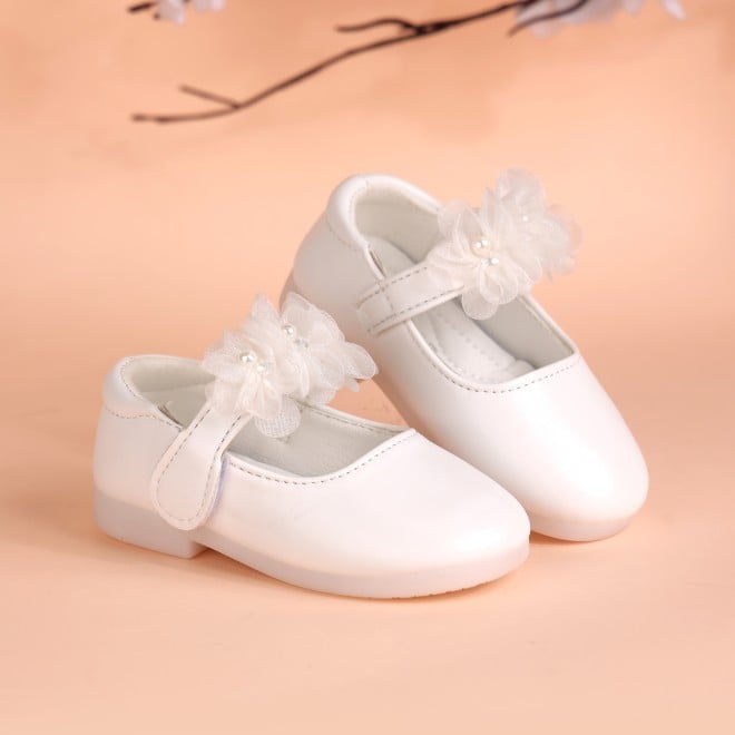 Kittens Girls White Casual Ballerinas