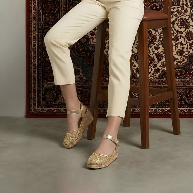 Cheemo Women Gold Casual Sandals (SKU: 92-234-15-37)
